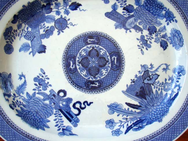 A fine and rare Chinese Export porcelain 'FITZHUGH' pattern 20" serving platter circa 1800 — image 2